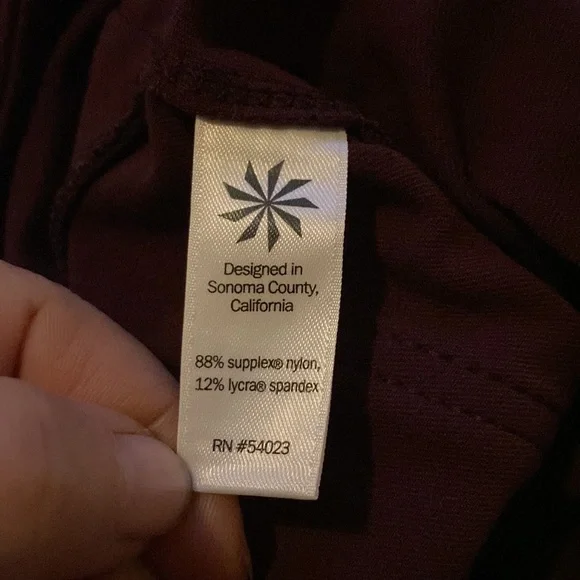 Athleta great stretchy yoga pants with great front and back pockets! - Picture 13 of 14